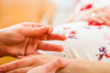 Nữ hộ sinh châm cứu cho sản phụ. (Ảnh: Kzenon/Shutterstock)