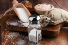 Các loại muối khác nhau có trên bàn gỗ. (Shutterstock)