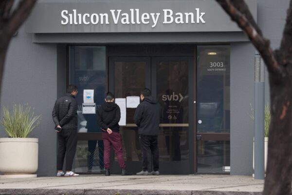 Các nhân viên đứng bên ngoài trụ sở ngân hàng Silicon Valley Bank đã bị đóng cửa ở Santa Clara, tiểu bang California, hôm 10/03/2023. (Ảnh: Justin Sullivan/Getty Images)