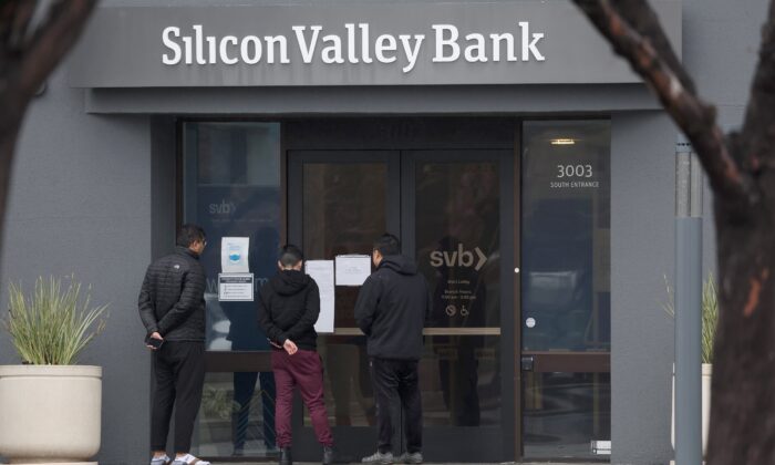 Các nhân viên đứng bên ngoài trụ sở của Silicon Valley Bank (SVB) đã bị đóng cửa ở Santa Clara, California, hôm 10/03/2023. (Ảnh: Justin Sullivan/Getty Images)