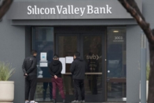 Các nhân viên đứng bên ngoài trụ sở đã bị đóng cửa của Silicon Valley Bank ở Santa Clara, tiểu bang California, hôm 10/03/2023. (Ảnh: Justin Sullivan/Getty Images)