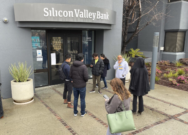 Người dân xếp hàng bên ngoài trụ sở Silicon Valley Bank (SVB) đã bị đóng cửa ở Santa Clara, California, hôm 10/03/2023. (Ảnh: Justin Sullivan/Getty Images)