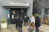 Mọi người xếp hàng bên ngoài trụ sở Silicon Valley Bank (SVB) đã bị đóng cửa ở Santa Clara, California, hôm 10/03/2023. (Ảnh: Justin Sullivan/Getty Images)