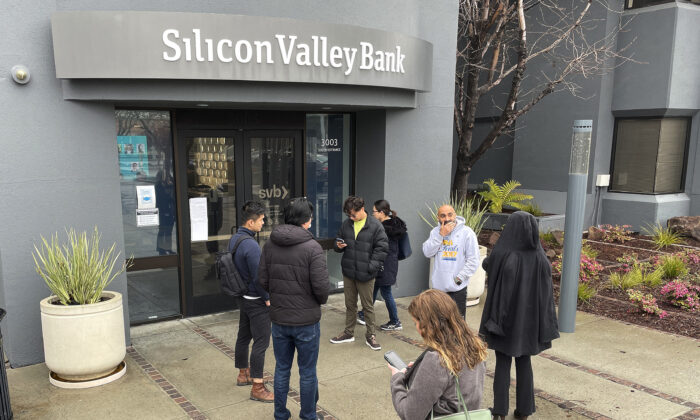 Mọi người xếp hàng bên ngoài trụ sở Silicon Valley Bank (SVB) đã bị đóng cửa ở Santa Clara, California, hôm 10/03/2023. (Ảnh: Justin Sullivan/Getty Images)