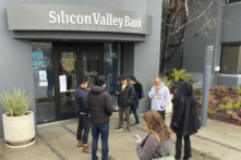 Người dân xếp hàng bên ngoài trụ sở đã bị đóng cửa của Silicon Valley Bank (SVB) ở Santa Clara, tiểu bang California, hôm 10/03/2023. (Ảnh: Justin Sullivan/Getty Images)