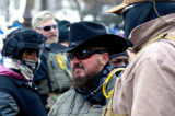 Người sáng lập tổ chức Oath Keepers Elmer Stewart Rhodes III nói chuyện với những thành viên Oath Keeper khác ở phía đông của Điện Capitol vào ngày 06/01/2021. (Ảnh: Ford Fischer/News2Share)