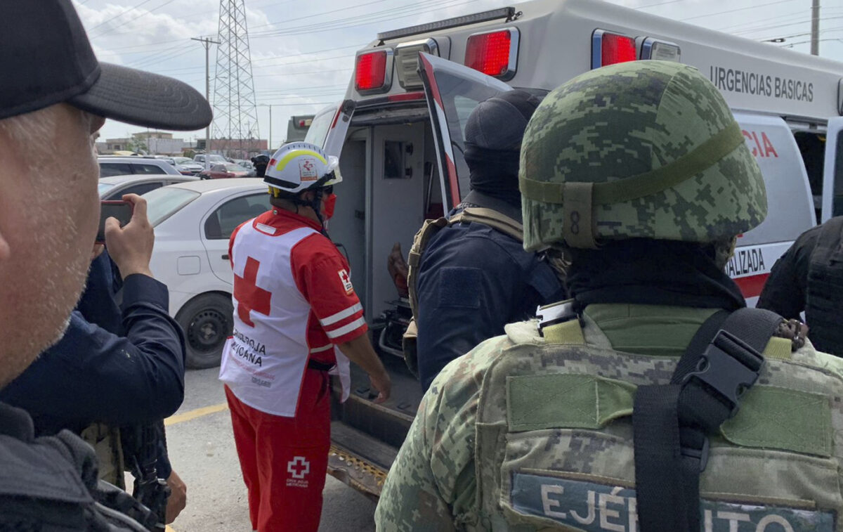Một nhân viên Chữ Thập Đỏ đóng cửa một chiếc xe cứu thương chở hai người Mỹ được tìm thấy còn sống sau khi họ bị bắt cóc ở Mexico hồi tuần trước, tại Matamoros, Mexico, hôm 07/03/2023. (Ảnh: AP Photo)