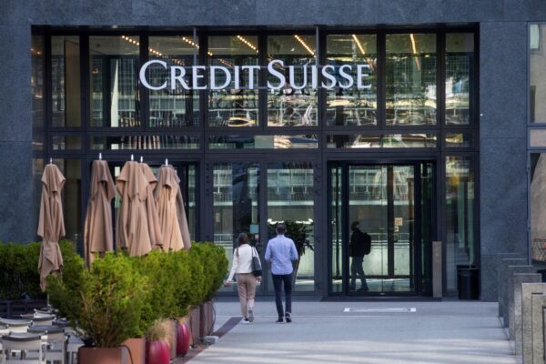 Logo của Ngân hàng Quốc gia Thụy Sĩ (SNB) in trên văn phòng của ngân hàng này ở Bern, Thụy Sĩ, hôm 02/04/2022. (Ảnh: Arnd Wiegmann/Reuters)
