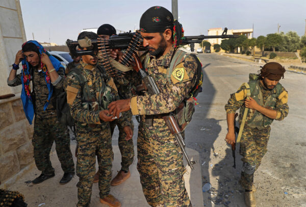 Các chiến binh Lực lượng Dân chủ Syria (SDF) do Hoa Kỳ hậu thuẫn chuẩn bị cho trận chiến chống lại các chiến binh ISIS ở Raqqa, đông bắc Syria, vào ngày 22/06/2017. (Ảnh: Hussein Malla/AP Photo)