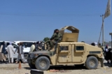 Các thành viên của Taliban chờ đợi tiến vào căn cứ quân sự cũ của Hoa Kỳ để kỷ niệm tròn một năm ngày quân đội do Hoa Kỳ lãnh đạo rút quân khỏi Afghanistan, ở Bagram, Afghanistan, hôm 31/08/2022. (Ảnh: Ahmad Sahel Arman/AFP qua Getty Images)