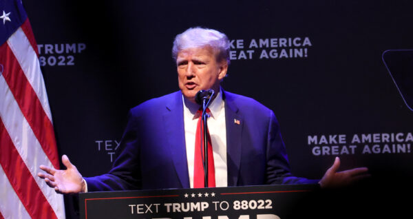 Cựu Tổng thống Donald Trump nói chuyện với các khách mời tham dự một sự kiện tại Nhà hát Adler ở Davenport, Iowa, hôm 13/03/2023. (Ảnh: Scott Olson/Getty Images)