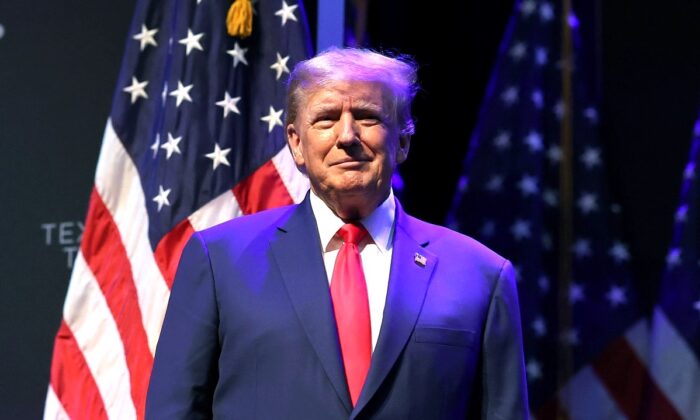 Cựu Tổng thống Donald Trump đến dự một sự kiện tại Nhà hát Adler ở Davenport, Iowa, hôm 13/03/2023. (Ảnh: Scott Olson/Getty Images)