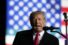Cựu Tổng thống Donald Trump diễn thuyết trong một cuộc tập hợp tại phi trường quốc tế Dayton ở Vandalia, Ohio, vào ngày 07/11/2022. (Ảnh: Drew Angerer/Getty Images)