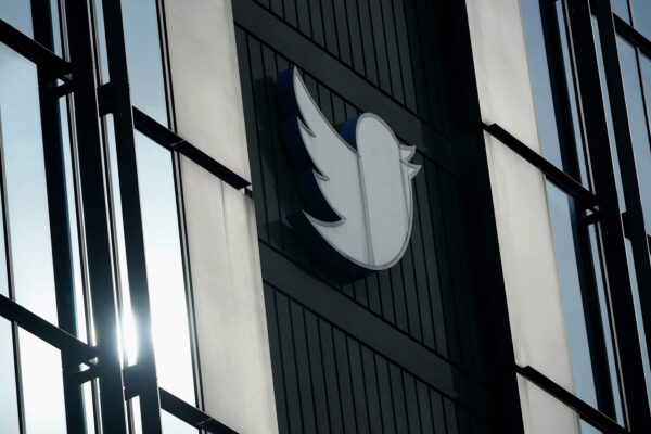 Logo Twitter bên ngoài văn phòng của công ty ở San Francisco hôm 19/12/2022. (Ảnh: Jeff Chiu/AP Photo)