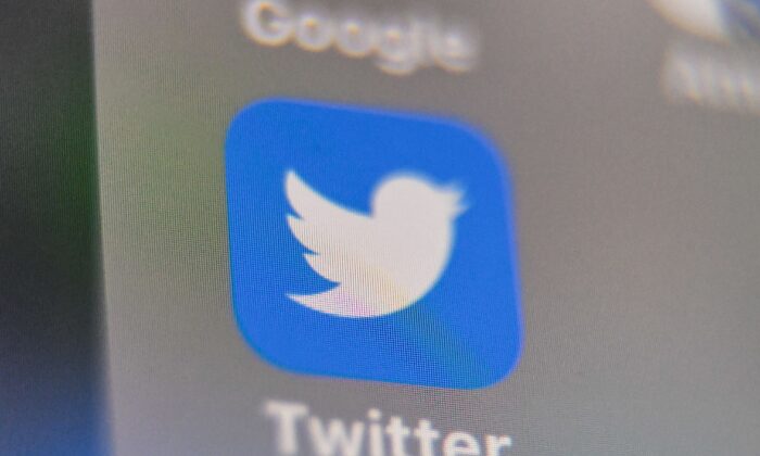 Logo của trang mạng xã hội Twitter của Hoa Kỳ, trên một màn hình điện thoại thông minh ở Lille, miền bắc nước Pháp, vào ngày 04/09/2019. (Ảnh: Denis Charlet/AFP qua Getty Images)