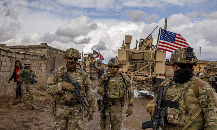 Quân đội của Tiểu đoàn 1, Trung đoàn Bộ binh 6 của Hoa Kỳ tiến hành trinh sát khu vực ở Syria vào ngày 18/02/2021. (Ảnh: Quân đội Hoa Kỳ/Hạ sĩ Jensen Guillory/Tư liệu công cộng)