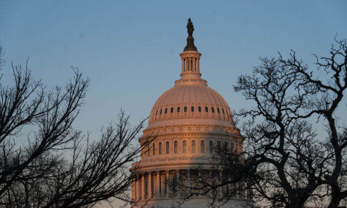 Mặt ngoài của Điện Capitol Hoa Kỳ lúc bình minh ở Hoa Thịnh Đốn hôm 08/02/2021. (Ảnh: Sarah Silbiger/Getty Images)
