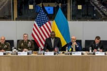 Bộ trưởng Quốc phòng Hoa Kỳ Lloyd Austin (giữa) trình bày trước cuộc họp của nhóm liên lạc quốc phòng Ukraine tại trụ sở NATO trong hai ngày đầu tiên của cuộc họp cấp bộ trưởng quốc phòng tại Brussels, vào ngày 12/10/2022. (Ảnh: Omar Havana/Getty Images)