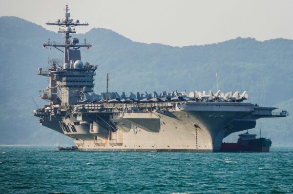 Hàng không mẫu hạm Hoa Kỳ, USS Carl Vinson, thả neo ngoài khơi cảng Tiên Sa ở Đà Nẵng, Việt Nam, hôm 05/03/2018. (Ảnh: Getty Images)