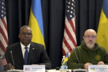 Bộ trưởng Quốc phòng Hoa Kỳ Lloyd Austin (bên trái) và người tham gia bên phía Ukraine Oleksii Reznikov (bên phải) tham dự cuộc họp của ‘Nhóm Liên lạc Quốc phòng Ukraine’ tại Căn cứ không quân Ramstein ở Ramstein, Đức, hôm 20/01/2023. (Ảnh: Michael Probst/AP Photo)