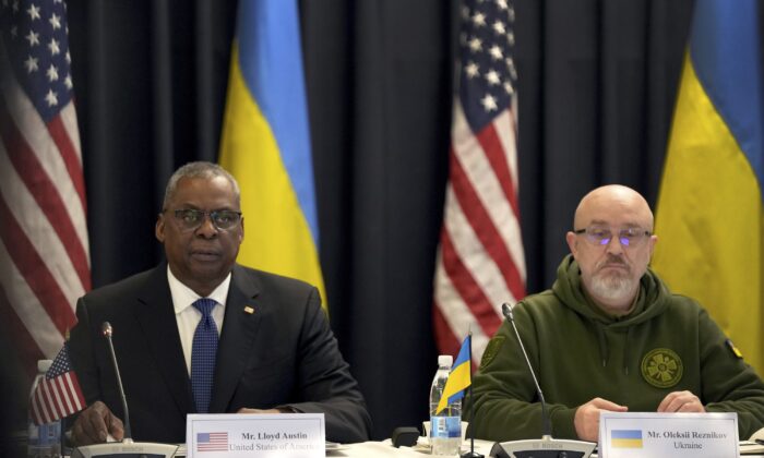 Bộ trưởng Quốc phòng Hoa Kỳ Lloyd Austin (bên trái) và người tham gia bên phía Ukraine Oleksii Reznikov (bên phải) tham dự cuộc họp của ‘Nhóm Liên lạc Quốc phòng Ukraine’ tại Căn cứ không quân Ramstein ở Ramstein, Đức, hôm 20/01/2023. (Ảnh: Michael Probst/AP Photo)