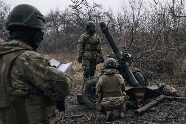 Những người lính tình nguyện chuẩn bị khai hỏa về phía các vị trí của Nga gần Bakhmut, vùng Donetsk, Ukraine, hôm 08/03/2023. (Ảnh: Libkos/AP Photo)