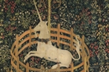 Một phần của tấm thảm “The Unicorn in Captivity” (Chú kỳ lân bị giam cầm), vào năm 1495-1505, Nam Hà Lan. Chất liệu: len sợi dọc và len, lụa, bạc và len sợi ngang mạ vàng; kích thước 144 7/8 inch x 99 inch. Quà tặng của ông John D. Rockefeller Jr., năm 1937,  The Met Cloisters (Ảnh: Viện Bảo tàng Mỹ thuật Metropolitan)