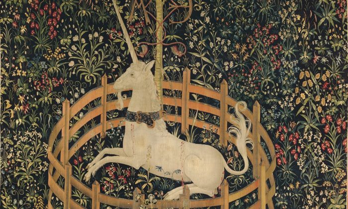 Một phần của tấm thảm “The Unicorn in Captivity” (Chú kỳ lân bị giam cầm), vào năm 1495-1505, Nam Hà Lan. Chất liệu: len sợi dọc và len, lụa, bạc và len sợi ngang mạ vàng; kích thước 144 7/8 inch x 99 inch. Quà tặng của ông John D. Rockefeller Jr., năm 1937,  The Met Cloisters (Ảnh: Viện Bảo tàng Mỹ thuật Metropolitan)