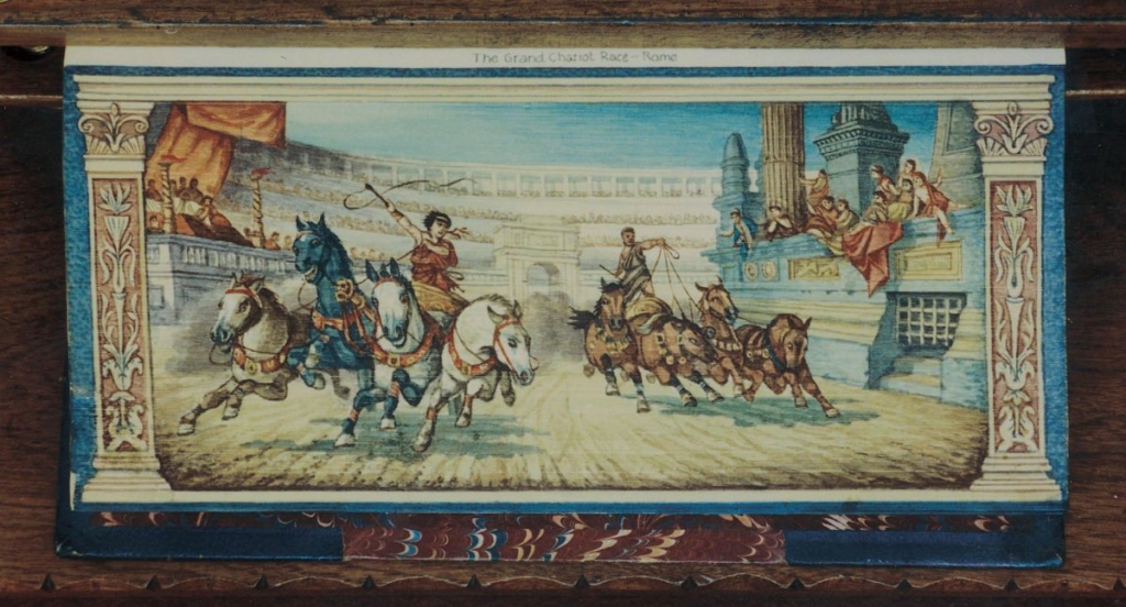Hai chiếc xe ngựa chạy đua với nhau trong một khung cảnh từ thời La Mã cổ đại trên mép của ấn bản năm 1887 của quyển sách “Cassell’s Illustrated Universal History” (Minh Họa Lịch Sử Toàn Cầu của Cassell). (Ảnh: Foredgefrost)