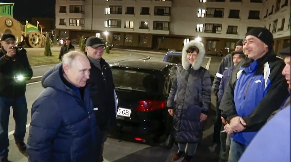 Tổng thống Nga Vladimir Putin nói chuyện với các cư dân địa phương trong chuyến thăm Mariupol ở vùng Donetsk do Nga kiểm soát, trong một đoạn video tĩnh được công bố hôm 19/03/2023. (Ảnh: Russian TV Pool qua AP)