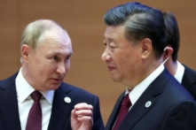 Tổng thống Nga Vladimir Putin (Trái) làm cử chỉ khi nói chuyện với lãnh đạo Trung Quốc Tập Cận Bình trong Hội nghị thượng đỉnh Tổ chức Hợp tác Thượng Hải (SCO) tại Samarkand, Uzbekistan, vào ngày 16/09/2022. (Ảnh: Sergei Bobylev, Sputnik, Kremlin Pool Photo qua AP)