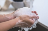 Một nhóm các nhà nghiên cứu tại Đại học Vanderbilt đã xem xét câu hỏi này và kết luận rằng trái ngược với niềm tin phổ biến, rửa tay bằng nước nóng không diệt vi trùng hiệu quả hơn và không giúp tay bạn sạch hơn rửa bằng nước lạnh. (Ảnh: Burst/Pexels)