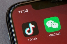 Các biểu tượng cho hai ứng dụng điện thoại thông minh TikTok và WeChat được nhìn thấy trên màn hình điện thoại thông minh ở Bắc Kinh, vào ngày 07/08/2020. (Ảnh: Mark Schiefelbein/AP Photo)