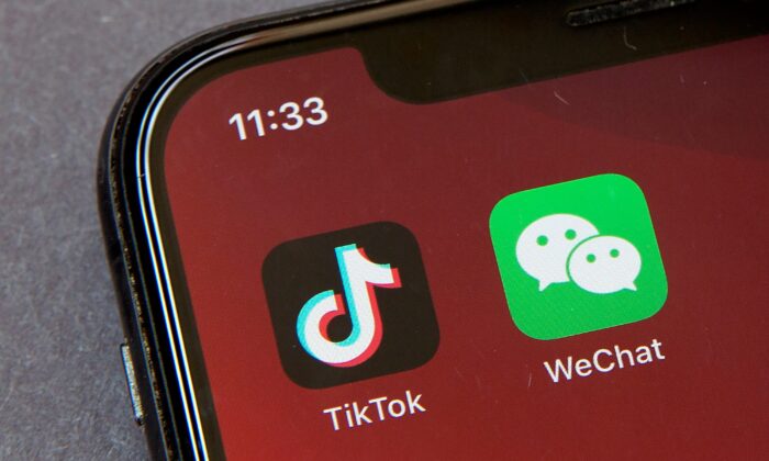 Các biểu tượng cho hai ứng dụng điện thoại thông minh TikTok và WeChat được nhìn thấy trên màn hình điện thoại thông minh ở Bắc Kinh, vào ngày 07/08/2020. (Ảnh: Mark Schiefelbein/AP Photo)