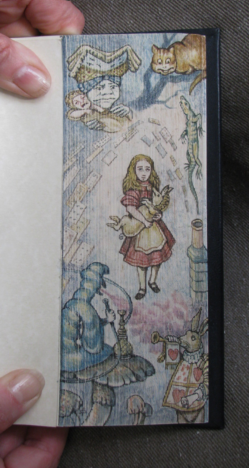 Một bức tranh mép sách trên một ấn bản năm 1897 của quyển tiểu thuyết “Alice in Wonderland” (Alice ở Xứ Xở Thần Tiên). (Ảnh: Foredgefrost)