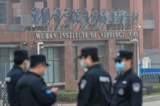 Các nhân viên an ninh đứng gác bên ngoài Viện Virus học Vũ Hán ở Vũ Hán, Trung Quốc, vào ngày 03/02/2021. (Ảnh: Hector Retamal/AFP qua Getty Images)