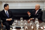 Phó Tổng thống đương thời Joe Biden (bên phải) và Phó Chủ tịch Trung Quốc Tập Cận Bình đàm thoại trong cuộc họp song phương mở rộng với các quan chức Hoa Kỳ và Trung Quốc khác trong Phòng Roosevelt tại Tòa Bạch Ốc ở Hoa Thịnh Đốn vào ngày 14/02/2012. (Ảnh: Chip Somodevilla/Getty Images)