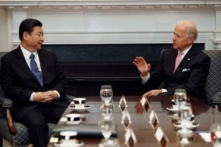 Phó Tổng thống đương thời Joe Biden (bên phải) và Phó Chủ tịch Trung Quốc Tập Cận Bình đàm thoại trong cuộc họp song phương mở rộng với các quan chức Hoa Kỳ và Trung Quốc khác trong Phòng Roosevelt tại Tòa Bạch Ốc ở Hoa Thịnh Đốn vào ngày 14/02/2012. (Ảnh: Chip Somodevilla/Getty Images)