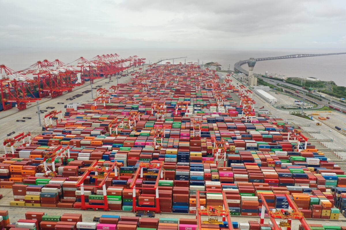 Nhìn từ trên không các container vận chuyển xếp chồng lên nhau tại Cảng nước sâu Dương Sơn ở Thượng Hải, Trung Quốc, vào ngày 19/05/2021. (Ảnh: Shen Chunchen/VCG/Getty Images)