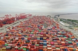 Ảnh chụp từ trên không cho thấy các container vận chuyển xếp chồng lên nhau tại Cảng nước sâu Dương Sơn ở Thượng Hải, Trung Quốc, vào ngày 19/05/2021. (Ảnh: Shen Chunchen/VCG qua Getty Images)
