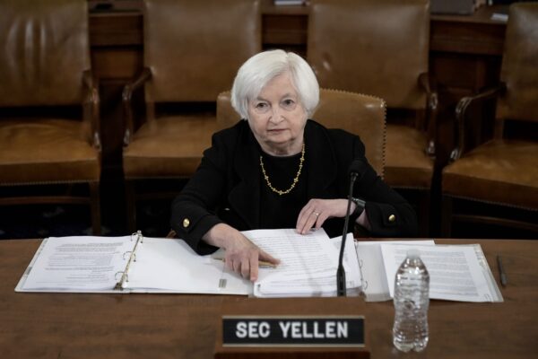 Bộ trưởng Ngân khố Janet Yellen ngồi vào ghế khi bà đến dự một phiên điều trần của Ủy ban Thuế vụ Hạ viện tại Hoa Thịnh Đốn hôm 10/03/2023. (Ảnh: Drew Angerer/Getty Images)