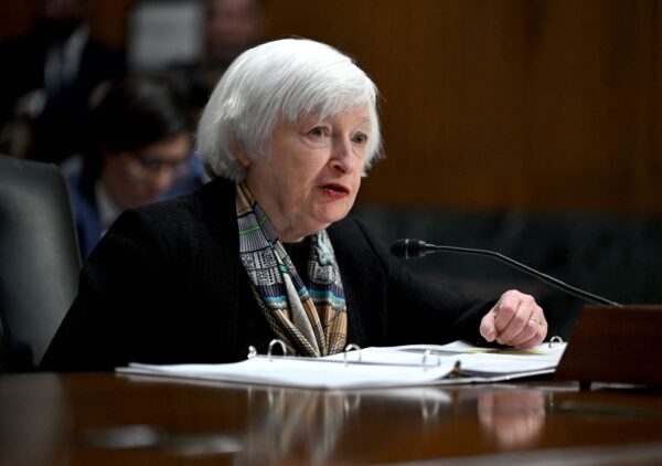 Bộ trưởng Ngân khố Janet Yellen làm chứng trước Ủy ban Tài chính Thượng viện về yêu cầu ngân sách được đề xướng cho năm 2024, trên Capitol Hill ở Hoa Thịnh Đốn, hôm 16/03/2023. (Ảnh: Andrew Caballero-Reynolds/AFP qua Getty Images)