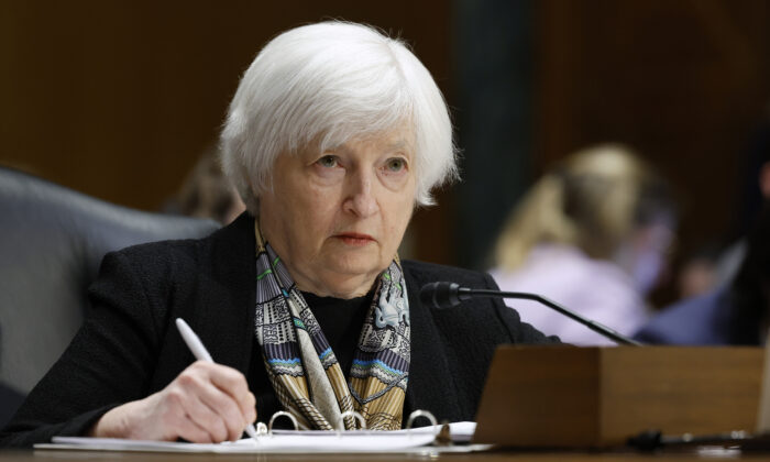 Bộ trưởng Ngân khố Janet Yellen làm chứng về đề xướng ngân sách liên bang cho năm tài chính 2024 của chính phủ Tổng thống Biden trước Ủy ban Tài chính Thượng viện tại Tòa nhà Văn phòng Thượng viện Dirksen tại Điện Capitol ở Hoa Thịnh Đốn hôm 16/03/2023. (Ảnh: Chip Somodevilla/Getty Images)