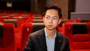 Anh Hoàng Vũ Hàm (Yuhan Huang) đã giúp tổ chức buổi chiếu phim vào ngày 02/03/2023 tại rạp Lumière ở Göttingen. Ở Trung Quốc, anh chỉ được nghe tuyên truyền về Pháp Luân Công. Anh chỉ có thể lấy thông tin tự do ở Đức. (Ảnh: NTD)