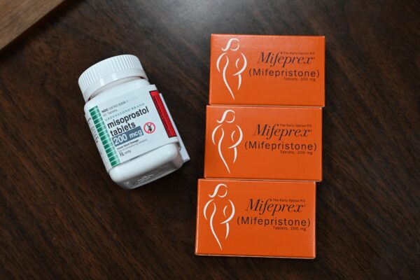 Mifepristone (Mifeprex) và Misoprostol, hai loại thuốc được sử dụng trong phá thai bằng hóa chất, được nhìn thấy tại Phòng khám Sinh sản Phụ nữ, ở Santa Teresa, New Mexico, hôm 17/06/2022. (Ảnh: Robyn Beck/AFP/Getty Images)