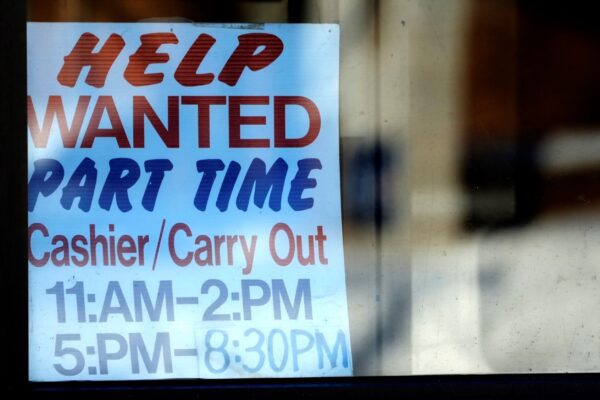 Một tấm biển cần người làm được trưng bày tại một nhà hàng ở Arlington Heights, Illinois, hôm 30/01/2023. (Ảnh: Nam Y. Huh/Ảnh AP)