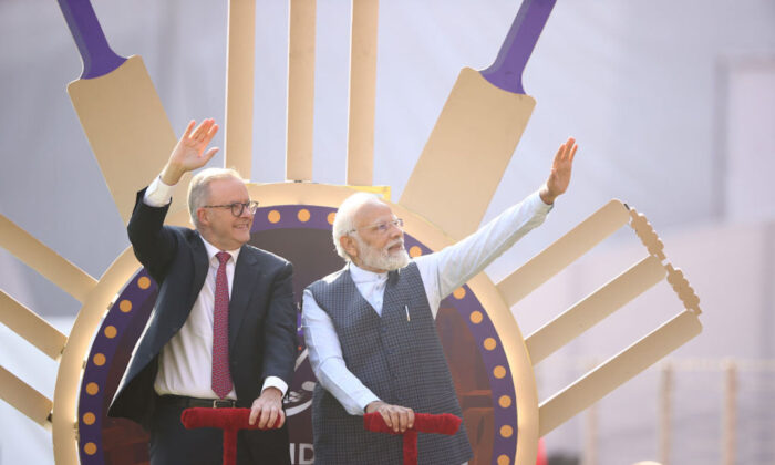 Thủ tướng Úc Anthony Albanese và Thủ tướng Ấn Độ Narendra Modi được vinh danh trong ngày đầu tiên diễn ra trận đấu thử nghiệm thứ tư trong loạt trận giữa Ấn Độ và Úc tại Sân vận động Sardar Patel hôm 09/03/2023 ở Ahmedabad, Ấn Độ. (Ảnh: Robert Cianflone/Getty Images)