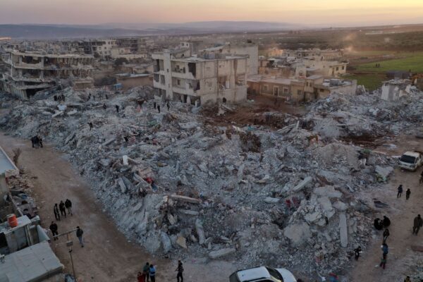 Người dân đi ngang qua những tòa nhà đổ nát sau trận động đất kinh hoàng ở thị trấn Jinderis, Syria, hôm 09/02/2023. (Ảnh: Ghaith Alsayed/AP Photo)