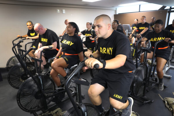 Các học viên Lục quân Hoa Kỳ tập thể dục trong một khóa học nhằm chuẩn bị cho những người nhập ngũ tiềm năng không đáp ứng các tiêu chuẩn về thể lực hoặc bài kiểm tra, tại Fort Jackson ở Columbia, South Carolina, hôm 28/09/2022. (Ảnh: Scott Olson/Getty Images)