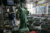 Một chủ cửa hàng xem xét thiệt hại trong một cửa hàng đồ lưu niệm và đồ điện tử bị cướp phá gần Quảng trường Thời đại sau một đêm biểu tình và đập phá sau sự qua đời của ông George Floyd, ở New York, vào ngày 02/06/2020. (Ảnh: John Moore/Getty Images)